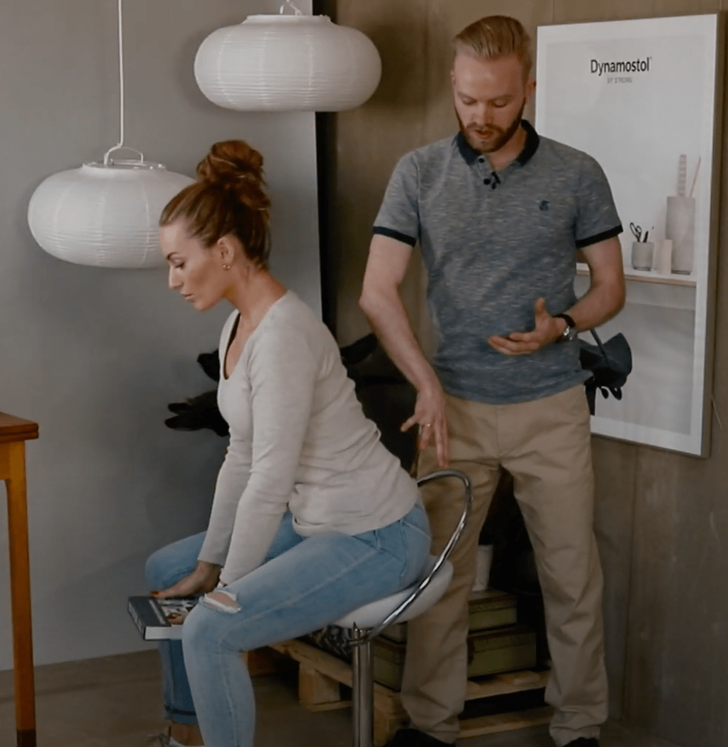 Die erste von vier Übungen: Lendenwirbelsäulenübung - Seated Good Morning - Dynamostol.de