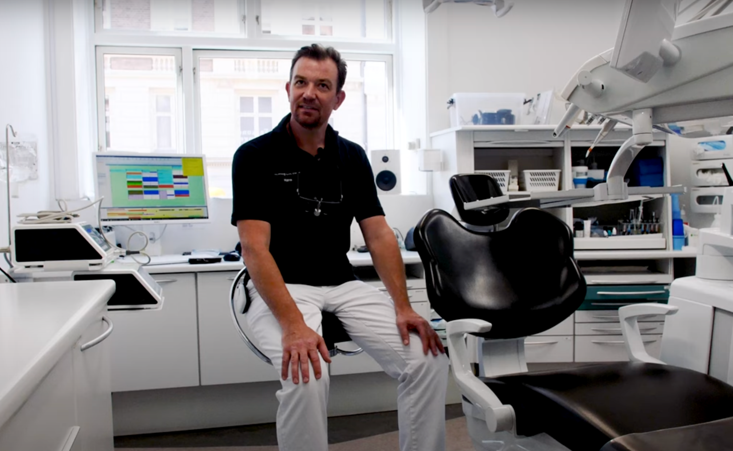 Video laden: Der Zahnarzt spricht darüber, wie glücklich er ist, auf einem InCharge Flex-Praxisstuhl zu sitzen.