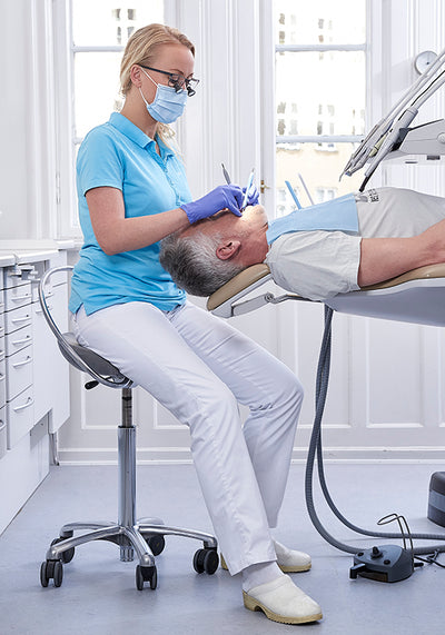 Die ergonomischen Vorzüge des Sattelstuhls in der Zahnarztpraxis.